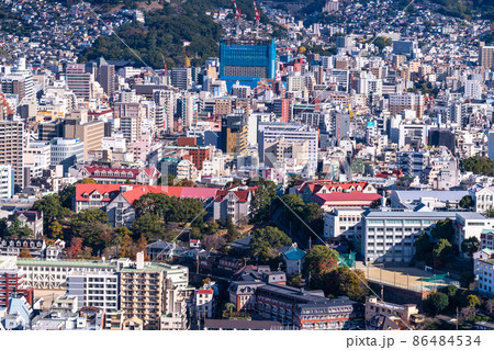 《長崎県》長崎市中心街の街並み・鍋冠山の眺め 《長崎県》長崎市中心街の街並み・鍋冠山の眺め 86484534