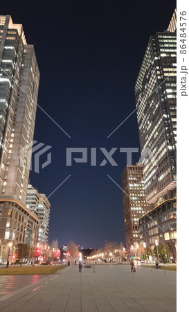 ビルとビルの間に見える夜景 86484576