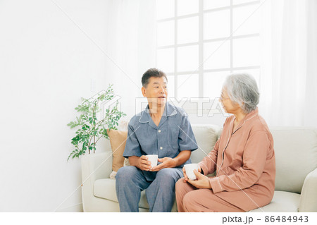 パジャマを着た高齢者夫婦 パジャマを着た高齢者夫婦 86484943