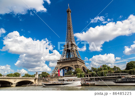 Seine and Eiffel tower  in Paris 86485225