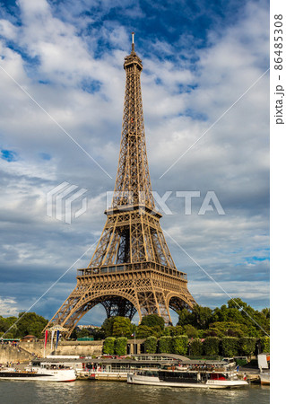 Seine and Eiffel tower  in Paris 86485308