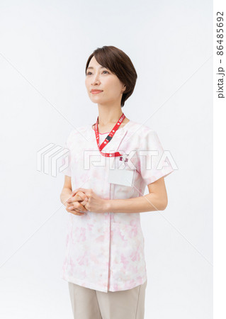 ピンクの花柄スクラブを着た女性看護師(白バック) ピンクの花柄スクラブを着た女性看護師(白バック) 86485692