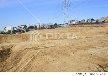 再開発される大規模な土地の造成工事現場 86485744
