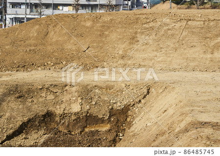 再開発される大規模な土地の造成工事現場 86485745
