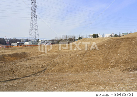 再開発される大規模な土地の造成工事現場 86485751