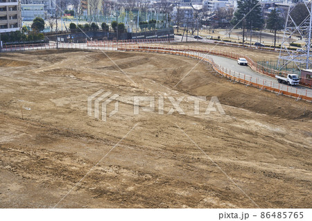 再開発される大規模な土地の造成工事現場 86485765