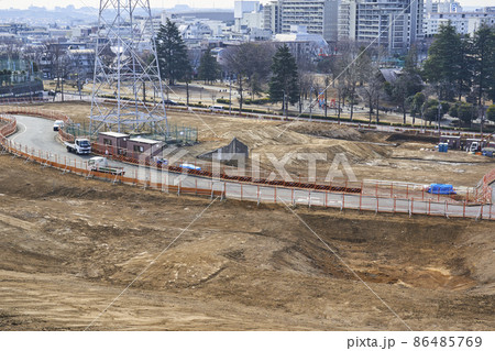 再開発される大規模な土地の造成工事現場 再開発される大規模な土地の造成工事現場 86485769