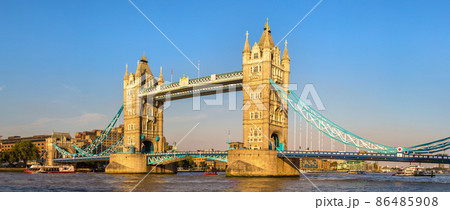 Tower Bridge in London 86485908