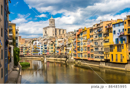 Colorful houses and Eiffel bridge in Girona 86485995