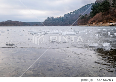 凍結した山梨県精進湖 凍結した山梨県精進湖 86486263