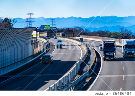 高速道路の交通 圏央道と秩父方面の山々 桶川市日出谷地区 2022.01 b-2 高彩度 高速道路の交通 圏央道と秩父方面の山々 桶川市日出谷地区 2022.01 b-2 高彩度 86486484