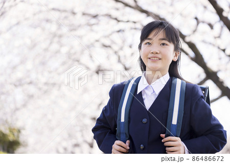 桜並木の中を通学する新中学生　小学校卒業　入学イメージ 86486672