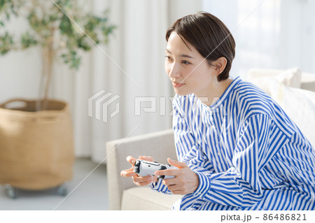 ゲーム　自宅　女性　30代 86486821