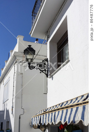 白い村の白壁にある街灯と窓・スペイン・コスタ・デル・ソル・ミハス 白い村の白壁にある街灯と窓・スペイン・コスタ・デル・ソル・ミハス 86487776