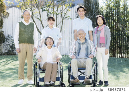 介護施設 老人ホームイメージ 入居者と介護士集合写真 介護施設 老人ホームイメージ 入居者と介護士集合写真 86487871