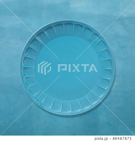 青いお皿と背景 86487873