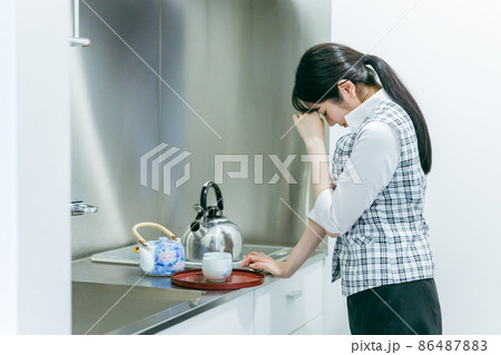 給湯室でストレスを感じる女性社員 給湯室でストレスを感じる女性社員 86487883