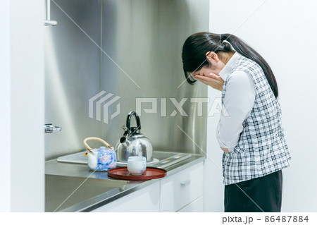 給湯室でストレスを感じる女性社員 給湯室でストレスを感じる女性社員 86487884