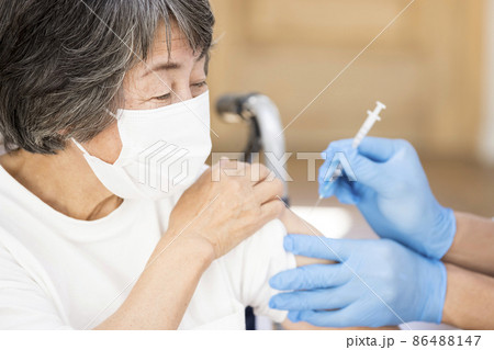 介護施設でワクチン接種をする車いすシニア女性 介護施設でワクチン接種をする車いすシニア女性 86488147