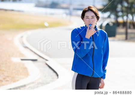 笛を吹いている女性トレーナーの写真素材 [86488880] - PIXTA
