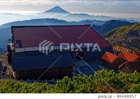 南アルプス・北岳山荘と朝の富士山 86488957