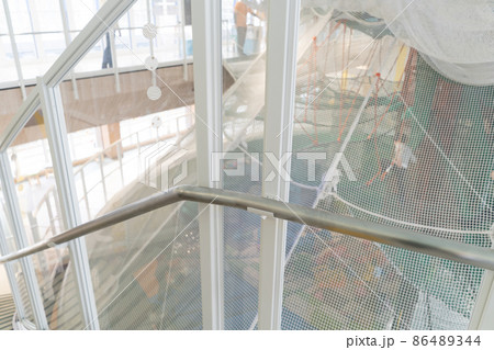 キッズスペースにあるジャングルジムで遊ぼう！ 86489344