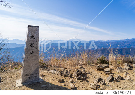 大岳山の山頂（遠景に富士山） 86490223