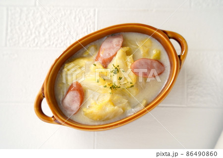 寒い冬に美味しい白菜とソーセージのクリーム煮 86490860