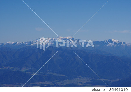大野盆地と白山、六呂師高原、経ヶ岳山麓 部子山山頂から望む 福井県大野市 大野盆地と白山、六呂師高原、経ヶ岳山麓 部子山山頂から望む 福井県大野市 86491010
