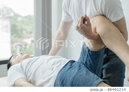 Male patients consulted physiotherapists with knee pain problems for examination and treatment. Rehabilitation physiotherapy concept 86491214