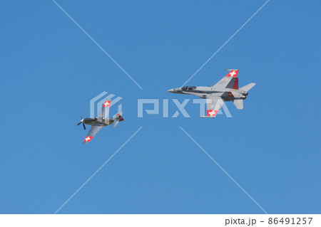 スイス空軍P-51DムスタングとF/A-18Cホーネットの編隊飛行 86491257