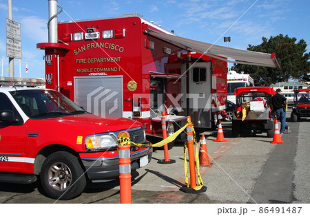 サンフランシスコの消防車両、現場指揮車を中心に展開中 サンフランシスコの消防車両、現場指揮車を中心に展開中 86491487