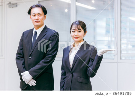 白手袋をつけたビジネスマンとビジネスウーマン 86491789