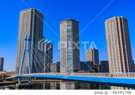 東京都　江東区東雲の都市風景　辰巳桜橋とタワーマンション群 86491796