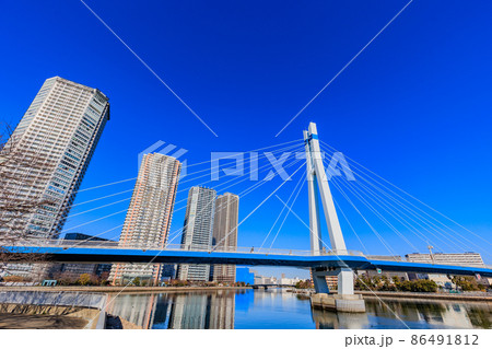 東京都　江東区東雲の都市風景　辰巳桜橋とタワーマンション群 86491812
