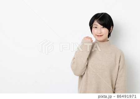 ガッツポーズをする女性 ガッツポーズをする女性 86491971