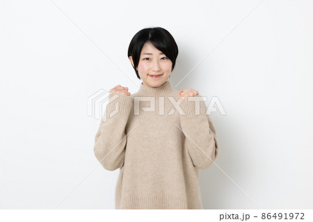 両手でガッツポーズをする女性 両手でガッツポーズをする女性 86491972