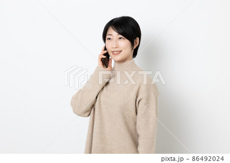 電話をかけている女性 86492024