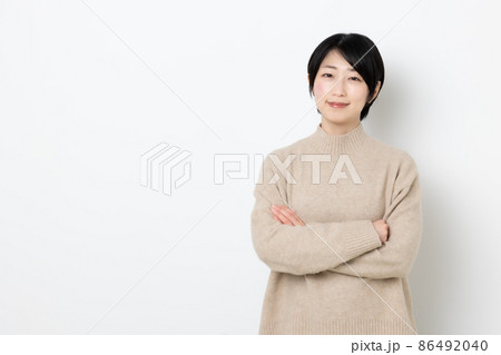 腕を組み笑っている女性 腕を組み笑っている女性 86492040
