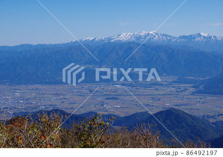 大野盆地と白山、六呂師高原、経ヶ岳山麓 部子山山頂から望む 福井県大野市 大野盆地と白山、六呂師高原、経ヶ岳山麓 部子山山頂から望む 福井県大野市 86492197