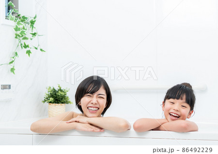お風呂に一緒に入る親子 お風呂に一緒に入る親子 86492229