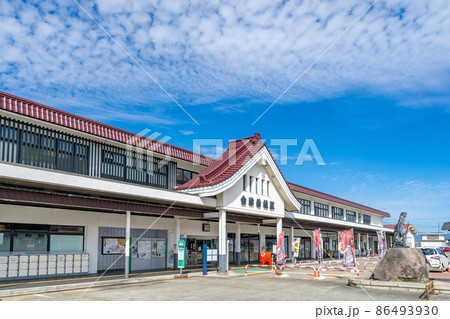 会津若松駅　駅舎　青空 86493930