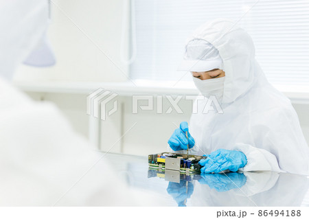クリーンルームで精密機器を扱う女性 86494188