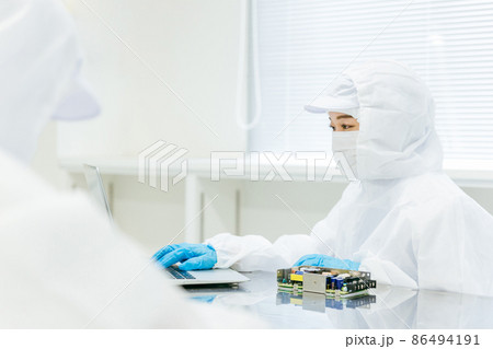 クリーンルームで精密機器を扱う作業員の女性（勉強） 86494191