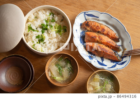 七草ごはん、春雨スープ、焼鮭の食卓 七草ごはん、春雨スープ、焼鮭の食卓 86494316