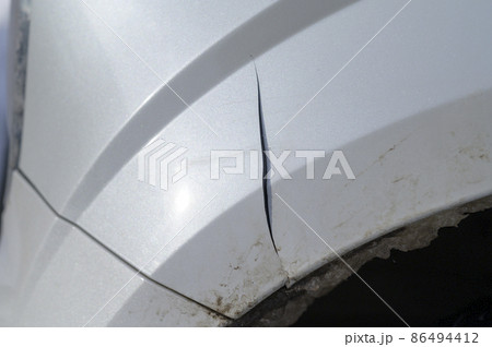 車のバンパー割れ 86494412