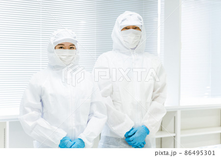 クリーンルームで防塵服を着た男女 86495301