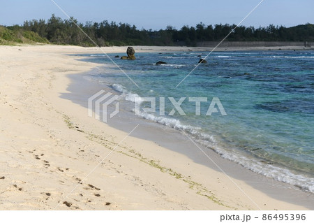 【奄美市 白い砂浜とエメラルドグリーンの海 土盛海岸】 【奄美市 白い砂浜とエメラルドグリーンの海 土盛海岸】 86495396