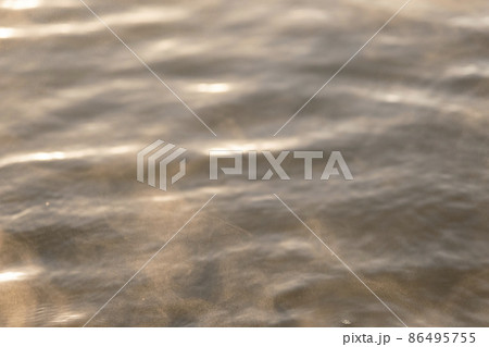 背景素材　朝光を浴びて、水面を漂う温泉の湯気　テクスチャ 86495755