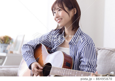 ギターを弾く女性 86495870